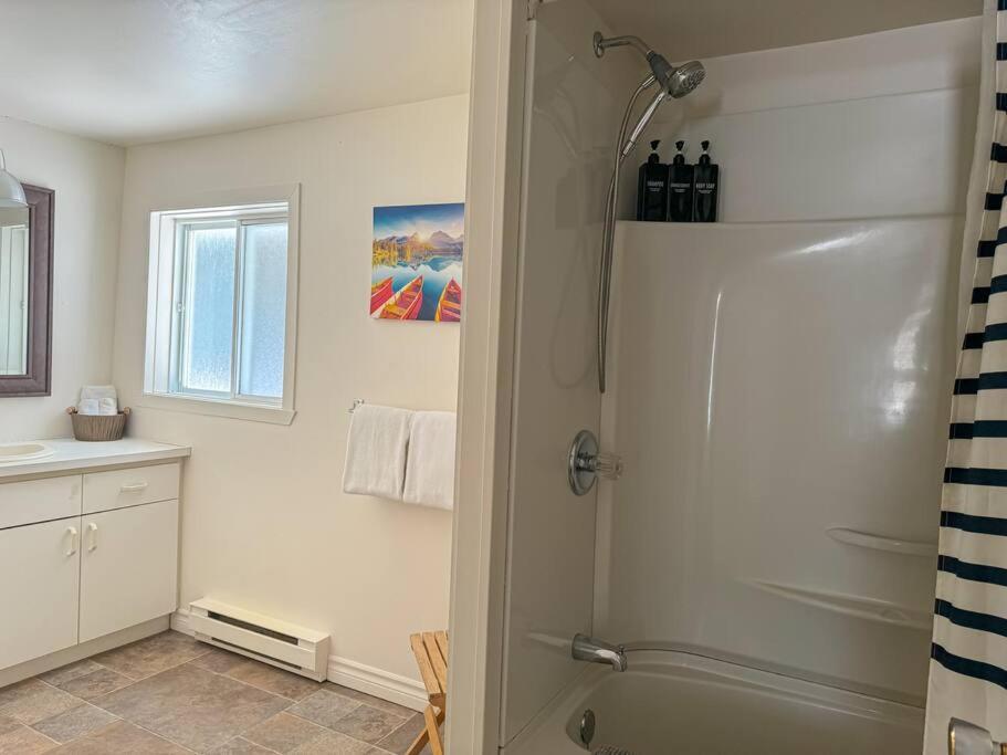 Lake Retreat 5Br With Spa, Watercraft And Kids Playground Saint Adolphe D'Howard Exterior photo
